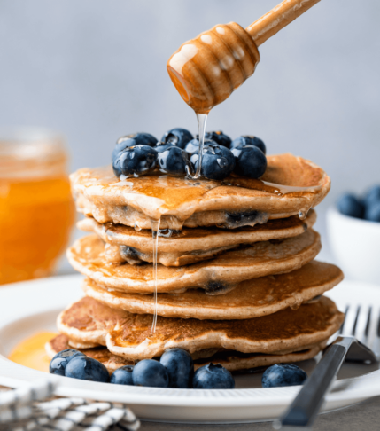 Pancakes με βρόμη, μέλι και παπαρουνόσπορο