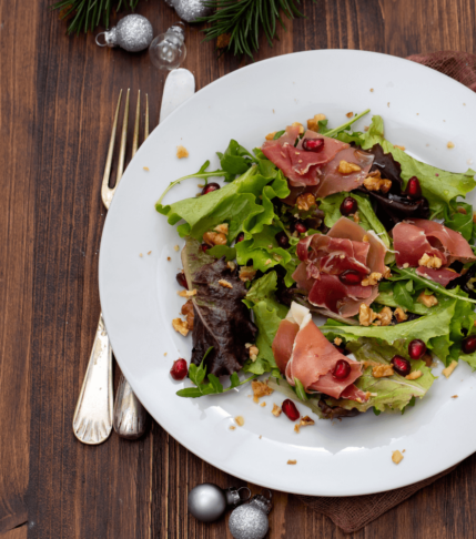 Σαλάτα με ρόδι, καρύδια, παρμεζάνα και προσούτο