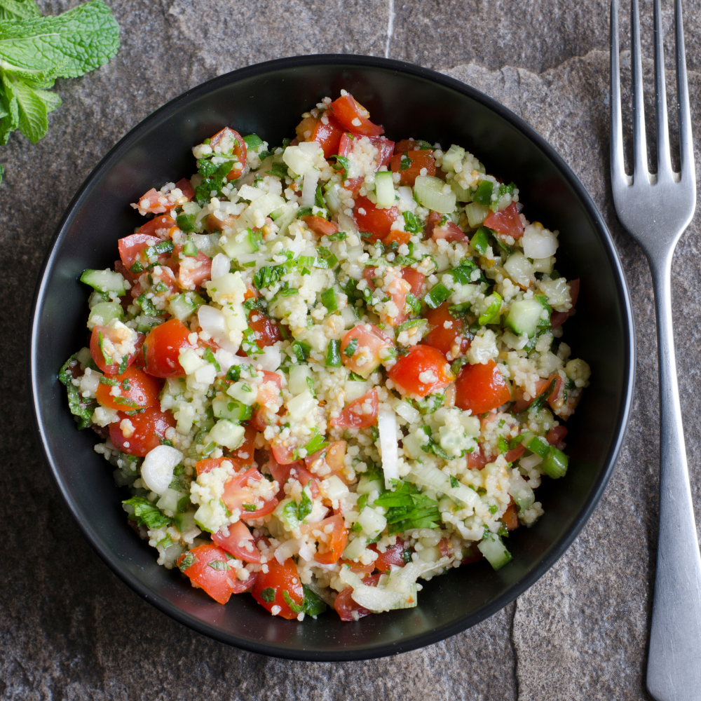 Σαλάτα tabbouleh, χειροποίητες αράβικες πίτες και χούμους