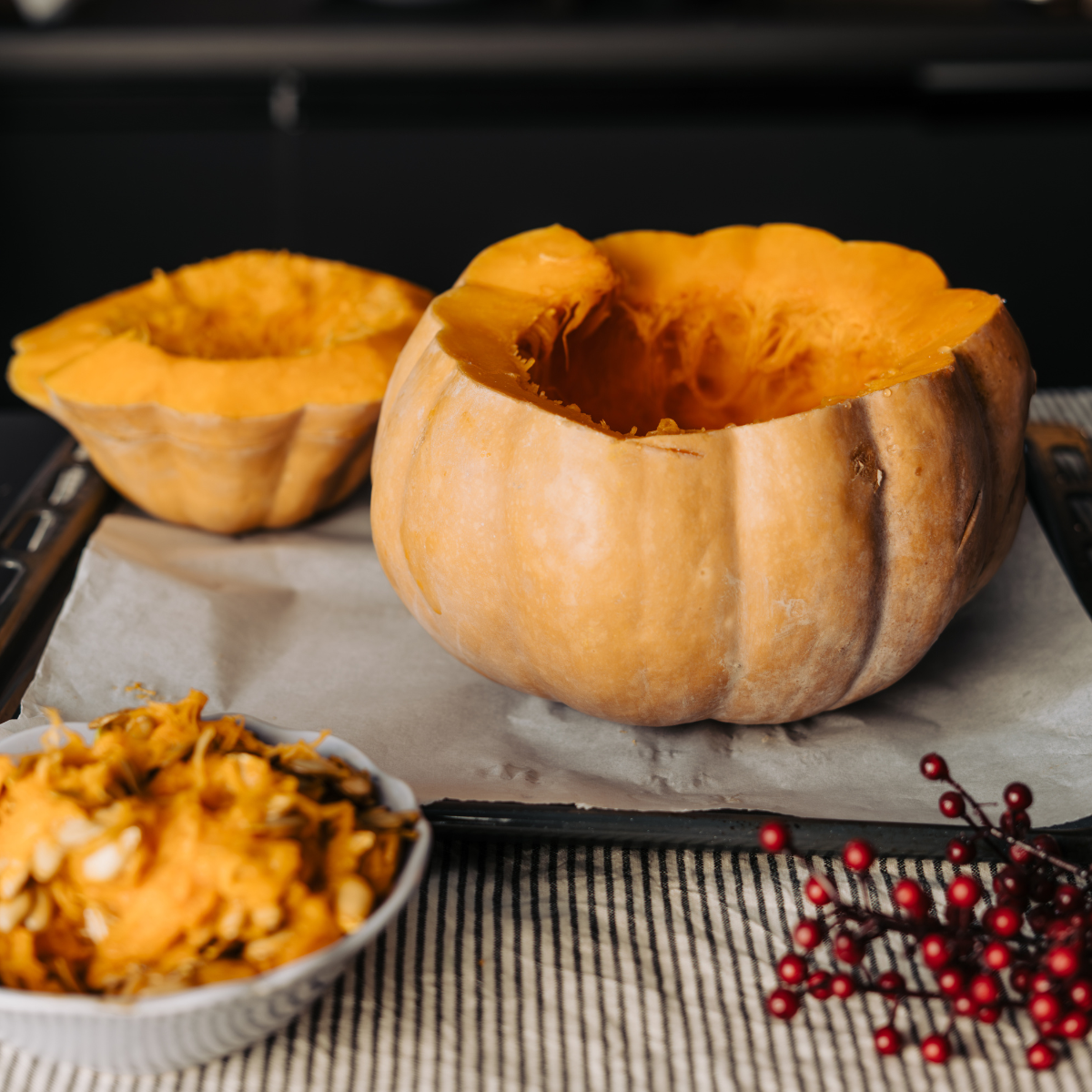 Spaghetti με σάλτσα ψημένης κολοκύθας μέσα στην κολοκύθα