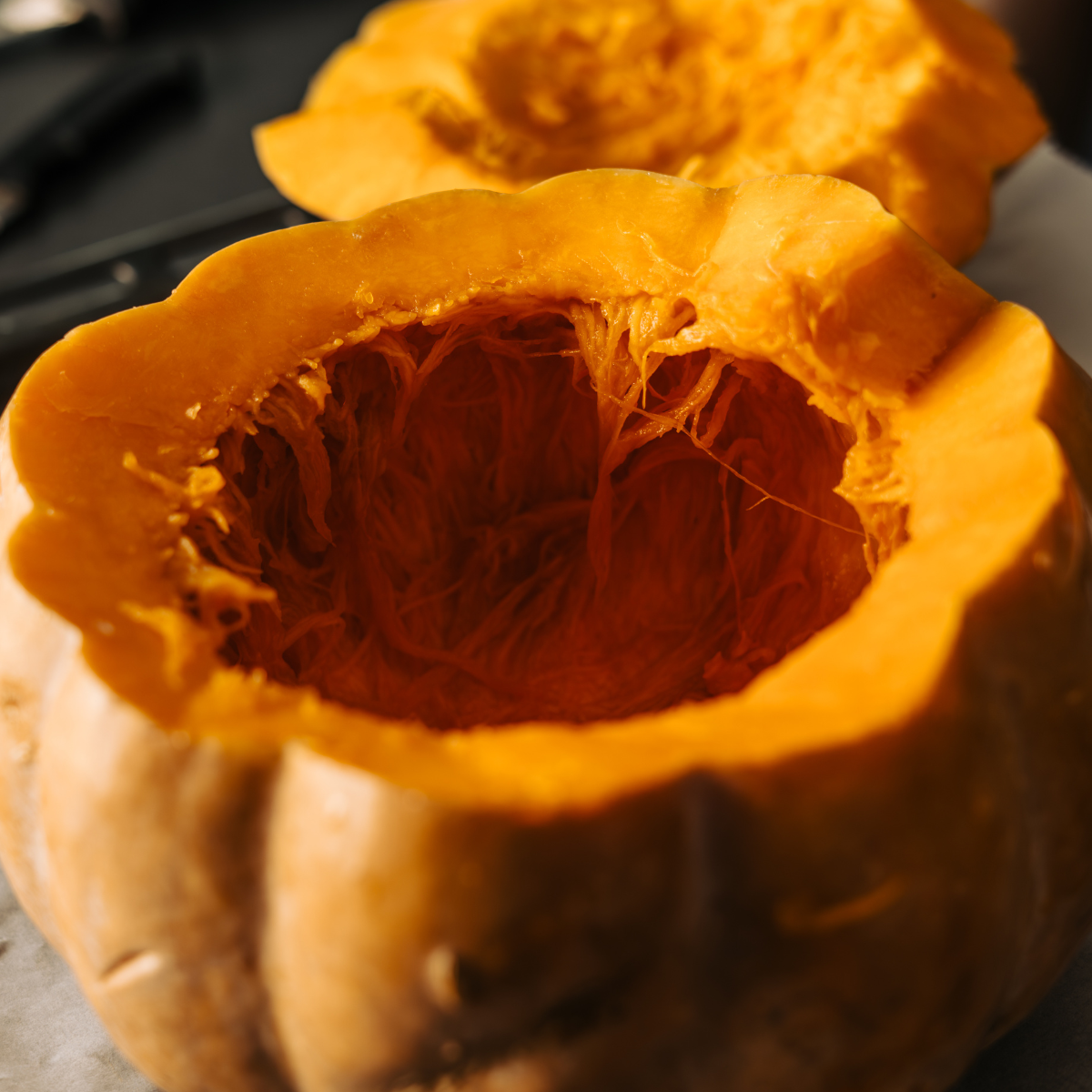 Spaghetti με σάλτσα ψημένης κολοκύθας μέσα στην κολοκύθα