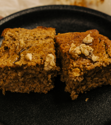 Υγιεινό κέικ μελομακάρονο σε ένα μπολ